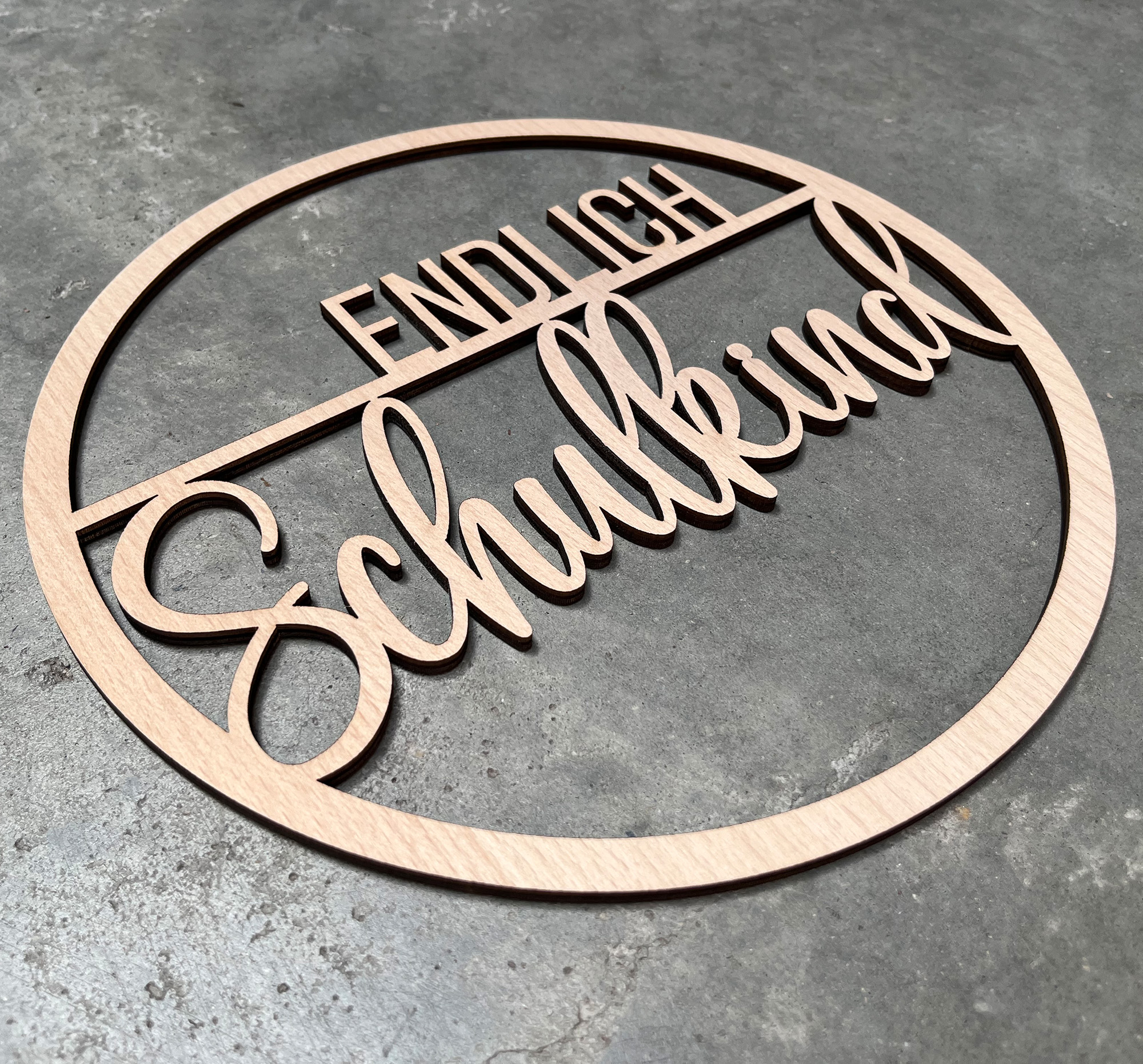 "ENDLICH Schulkind" - Bezauberndes Holzschild aus 5mm furnierter Buche, Ø 26 cm, Herzstück für dein Zuhause